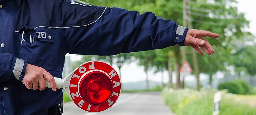 2015_0198_01 Bei Polizeikontrollen werden verschiedene Signale eingesetzt, um Autofahrer anzuhalten