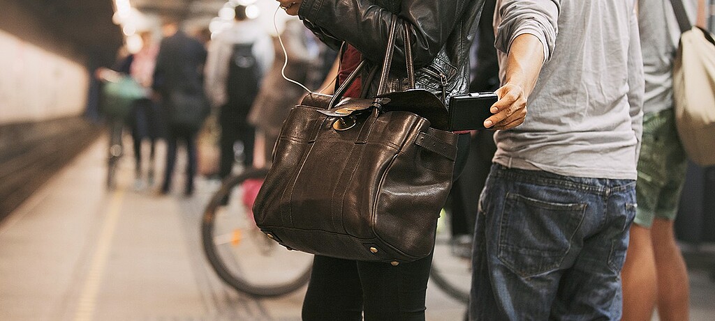 Geschickte Taschendiebe werden selten bemerkt