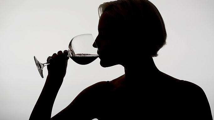 2021_0100_01 Mit jedem Glas steigt das Risiko einer Alkoholabhängigkeit
