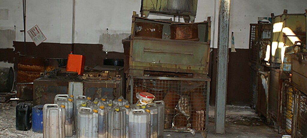 2011_0176_01 Chemische Substanzen und Schrott, die das LKA sichergestellt hat.