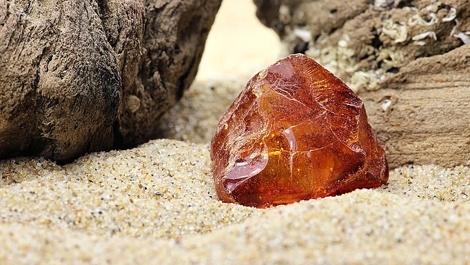 2016_0055_01 Bernstein und Phosphor lassen sich optisch nicht voneinander unterscheiden