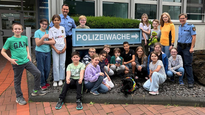 Die Gewinnerklasse der Pestalozzi Grundschule besucht das Polizeipräsidium