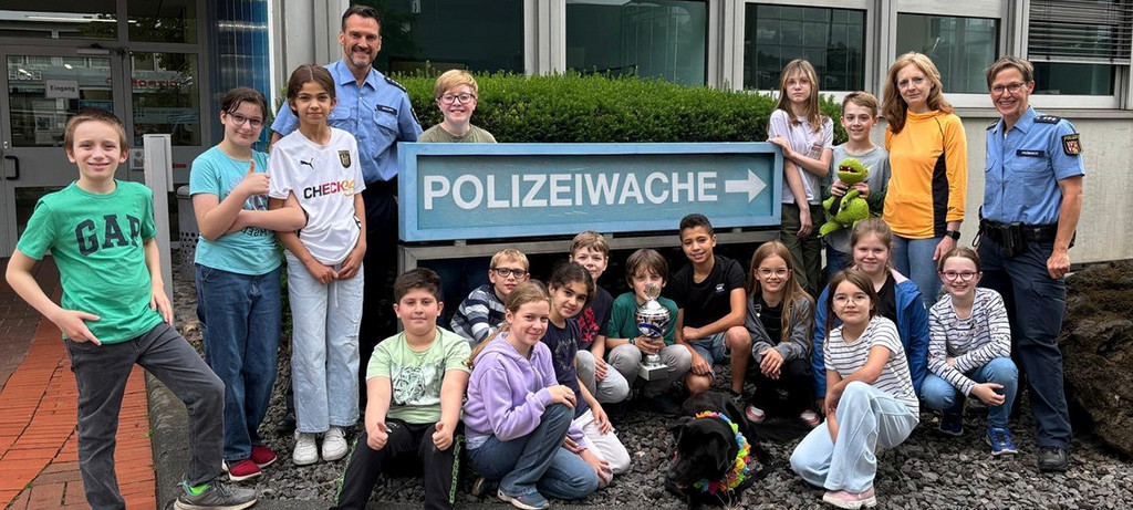 Die Gewinnerklasse der Pestalozzi Grundschule besucht das Polizeipräsidium 