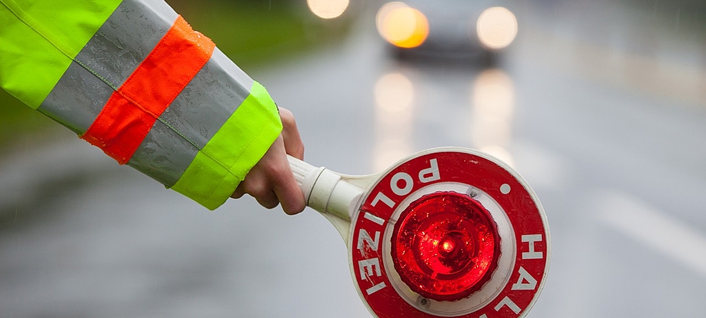 Wenn die Polizkelle kommt, reagieren manche Autofahrer hektisch