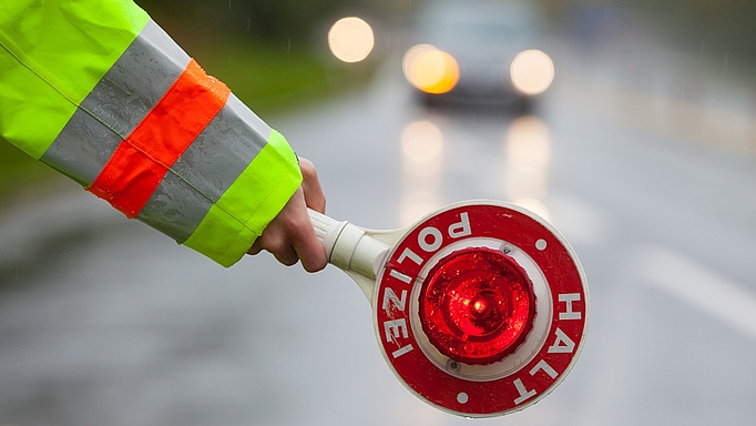 2023_0020_01 Wenn die Polizkelle kommt, reagieren manche Autofahrer hektisch