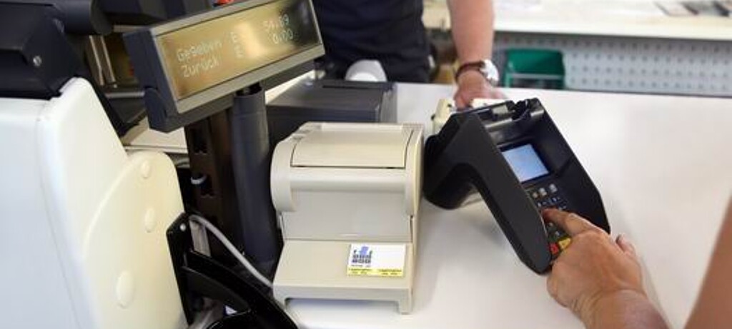 Kennt er die vier PIN-Ziffern, kann jeder EC-Kartendieb einkaufen und Geld abheben