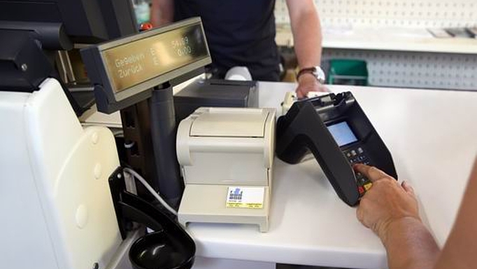Kennt er die vier PIN-Ziffern, kann jeder EC-Kartendieb einkaufen und Geld abheben
