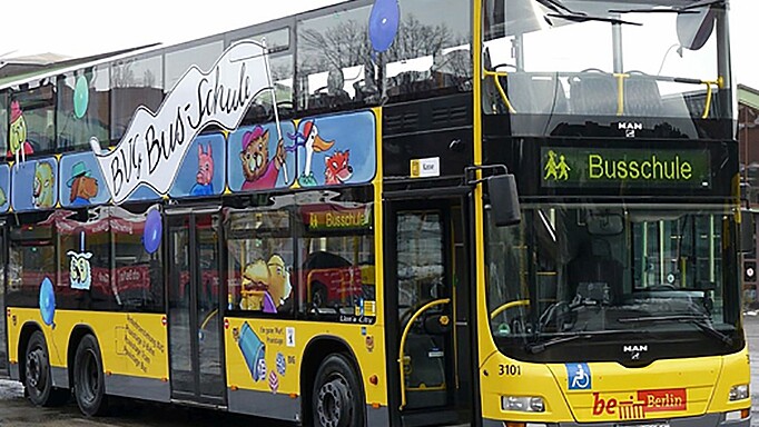 2020_0011_01 In der BVG-Busschule lernen die Kinder sicheres Verhalten