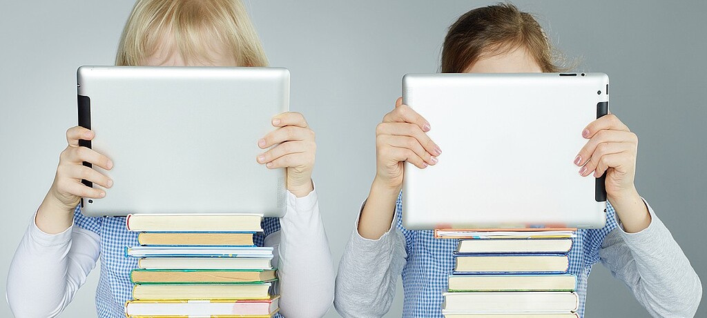 Kinder, die Bücher auch analog lesen, haben eine höhere Lesekompetenz
