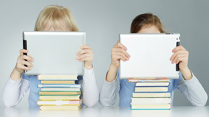 2021_0080_01 Kinder, die Bücher auch analog lesen, haben eine höhere Lesekompetenz