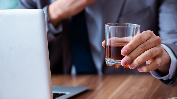 Stress ist eine häufige Ursache für übermäßigen Alkoholkonsum
