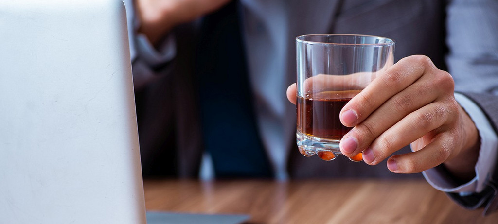 Stress ist eine häufige Ursache für übermäßigen Alkoholkonsum