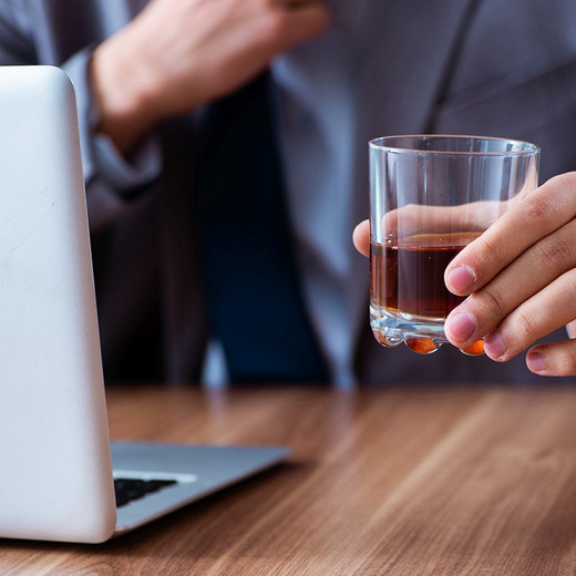 Stress ist eine häufige Ursache für übermäßigen Alkoholkonsum