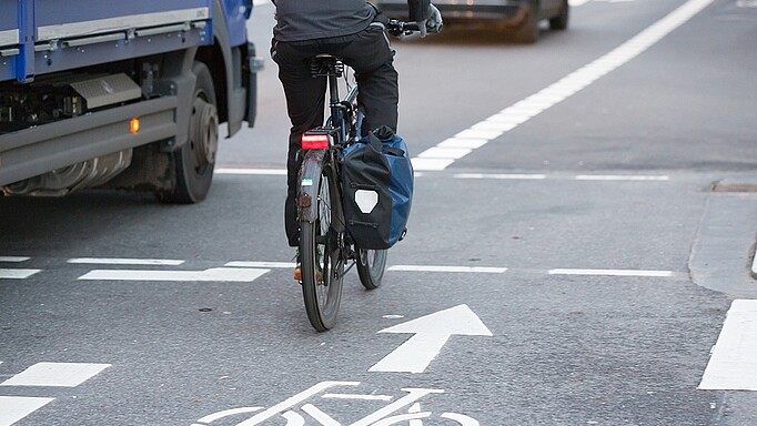 2019_0113_01 Für Radfahrer und Fußgänger sind abbiegende Lkw eine große Gefahr
