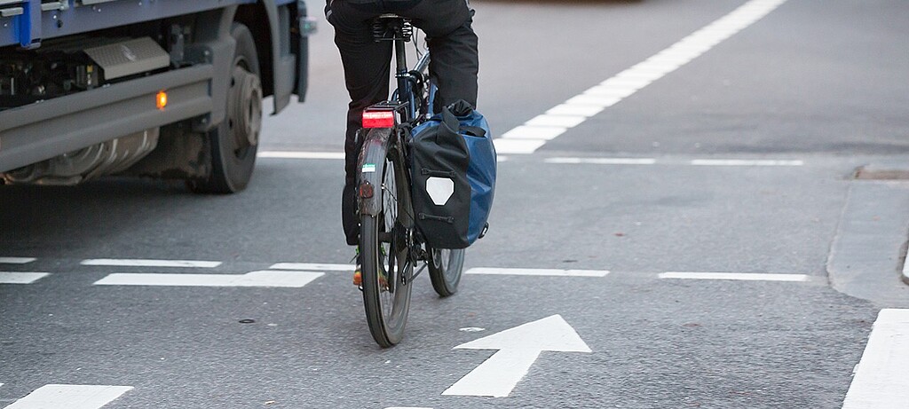 2019_0113_01 Für Radfahrer und Fußgänger sind abbiegende Lkw eine große Gefahr
