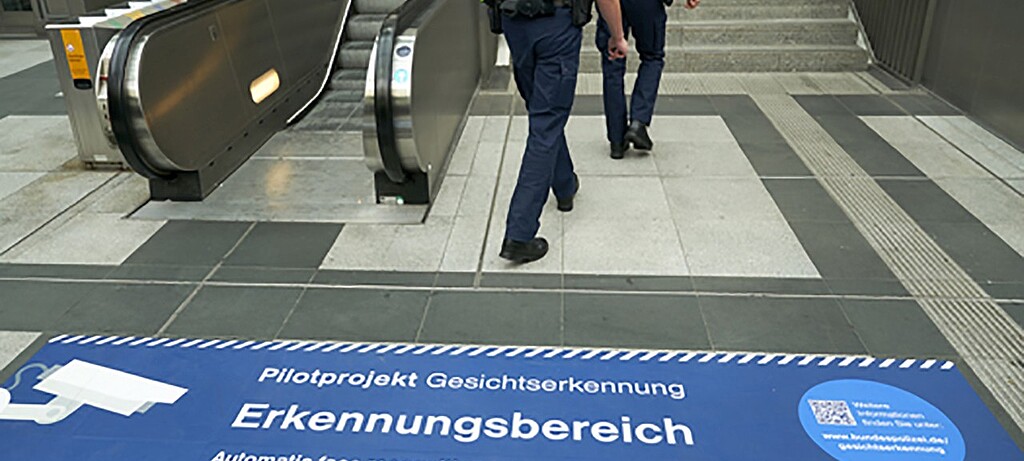 2019_0014_01 Hinweis auf biometrische Gesichtsscanner am Bahnhof Berlin Südkreuz