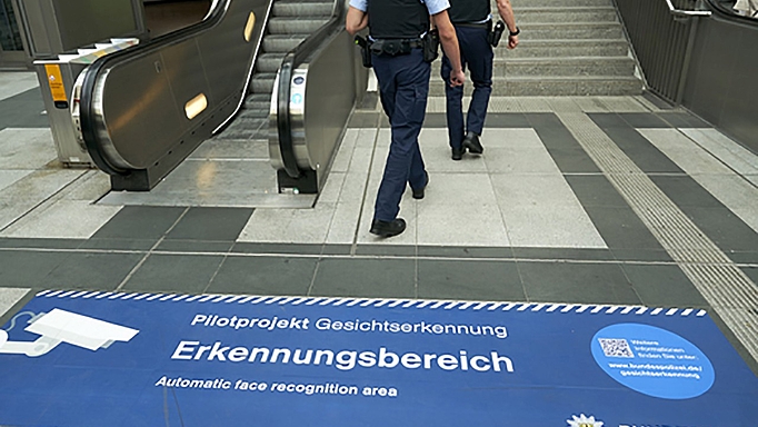2019_0014_01 Hinweis auf biometrische Gesichtsscanner am Bahnhof Berlin Südkreuz