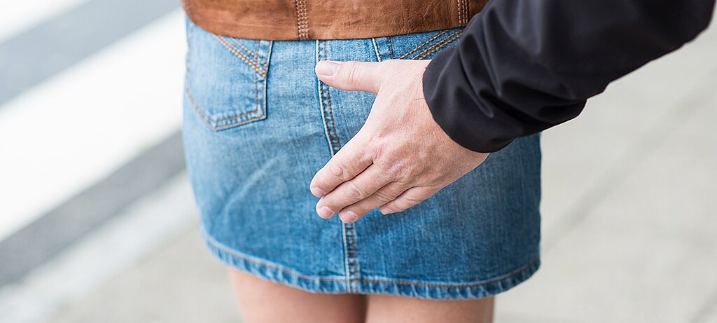 2016_0049_01 Die Frauen werden von den Männergruppen abgedrängt, umzingelt und sexuell belästigt.