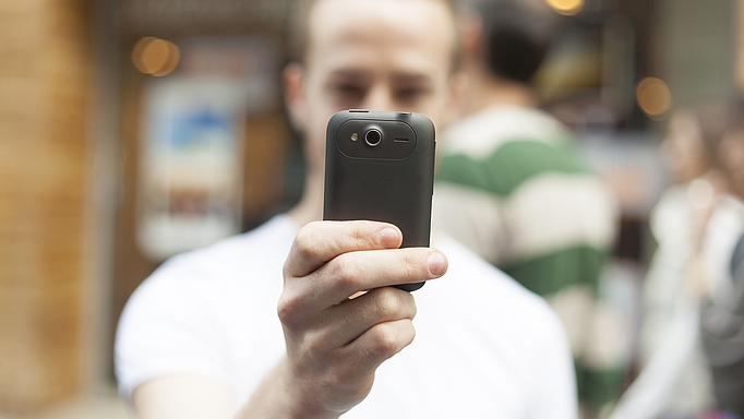 Nicht alles, was man mit dem Smartphone aufnimmt, darf man auch veröffentlichen.