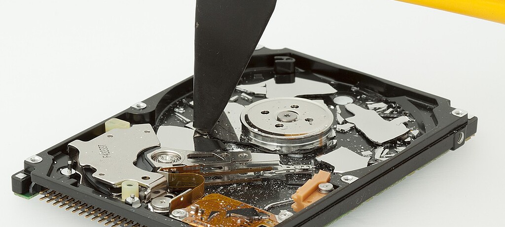 2015_0128_01 Die physische Zerstörung von Datenträgern kommt beim Weiterverkauf von Geräten natürlich nicht in Frage.