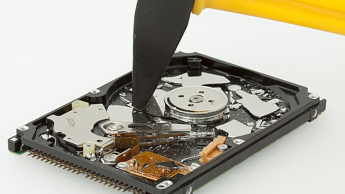 2015_0128_01 Die physische Zerstörung von Datenträgern kommt beim Weiterverkauf von Geräten natürlich nicht in Frage.