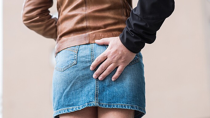 2020_0118_01 Ein unerwünschter Griff an den Po kann zur Anzeige führen