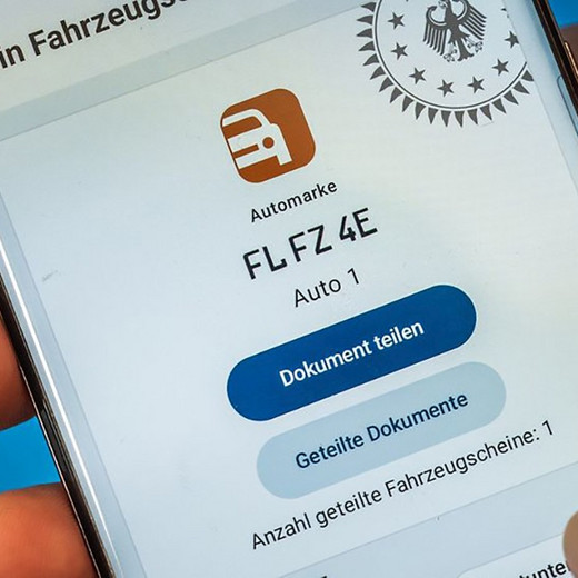 Wer den Smartphone-Fahrzeugschein nutzen will, braucht die i-Kfz-App vom Kraftfahrt-Bundesamt. 