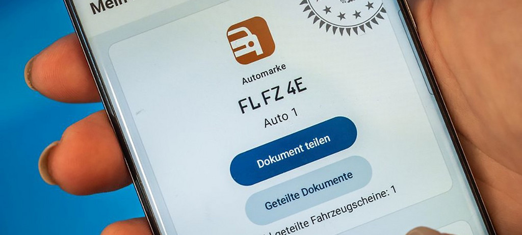 Wer den Smartphone-Fahrzeugschein nutzen will, braucht die i-Kfz-App vom Kraftfahrt-Bundesamt. 