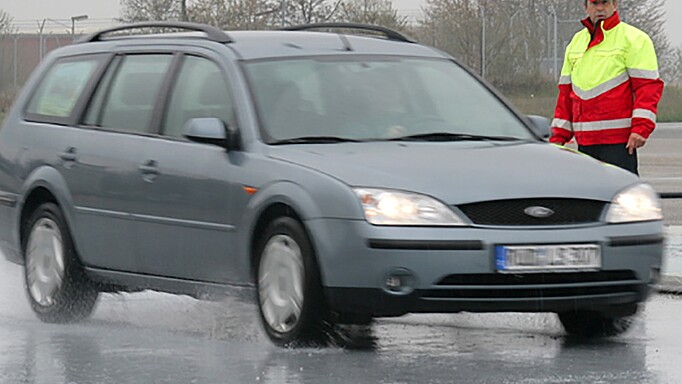 2015_0215_01 Aquaplaning - Fahrsicherheitstrainings simulieren Gefahrensituationen