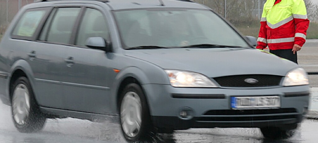 2015_0215_01 Aquaplaning - Fahrsicherheitstrainings simulieren Gefahrensituationen