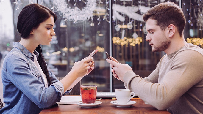 Phubbing: Das Smartphone kann ein Beziehungskiller sein