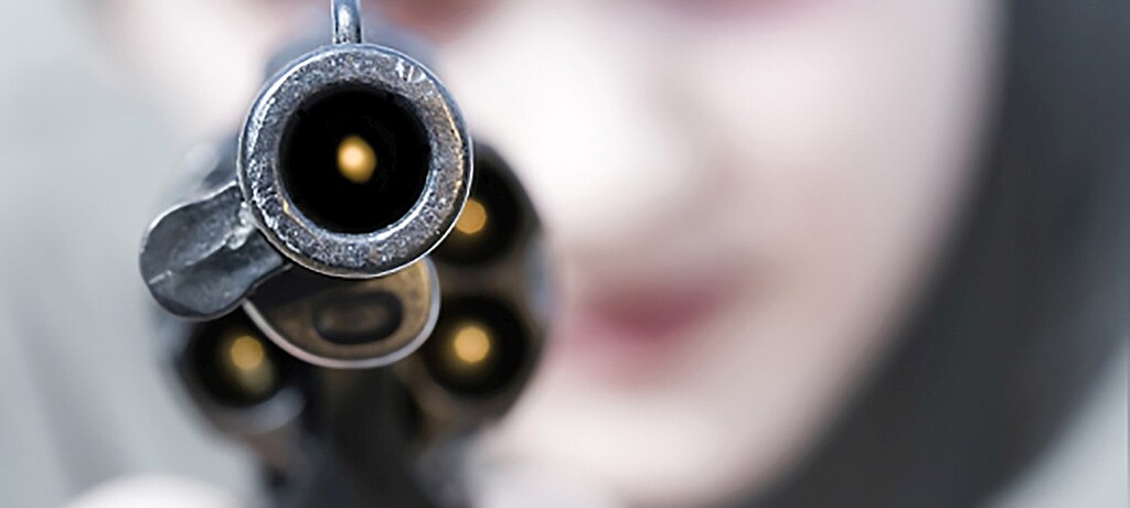 Plötzlich sah der Tatzeuge eine Waffe auf sich gerichtet