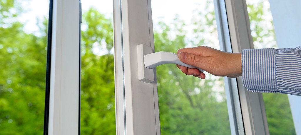 Einbruchschutz gegen Haus- und Wohnungseinbrüche Fenster und Türen sollten beim Verlassen des Hauses geschlossen werden