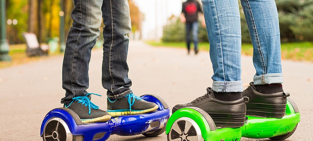 Das Fahren mit einem Hoverboard ist im allgemeinen Straßenverkehr verboten und wird mit Bußgeldern oder Freiheitsstrafen geahndet