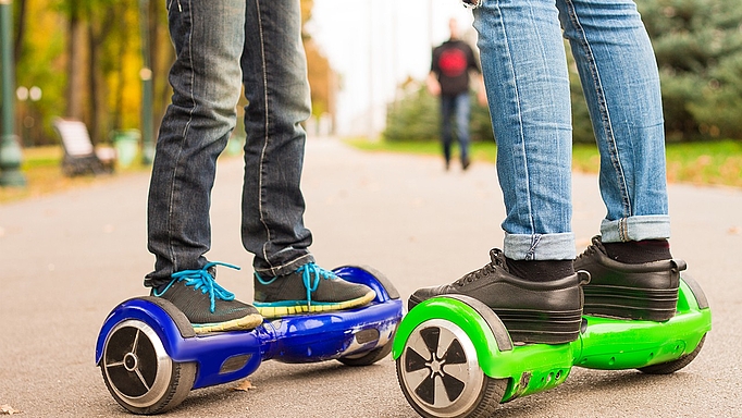 2016_0173_01 Das Fahren mit einem Hoverboard ist im allgemeinen Straßenverkehr verboten und wird mit Bußgeldern oder Freiheitsstrafen geahndet