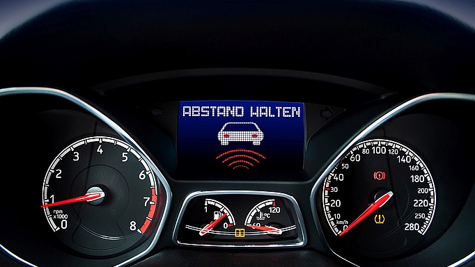 Der Notbremsassistent misst laufend die Abstände zu vorausfahrenden Fahrzeugen