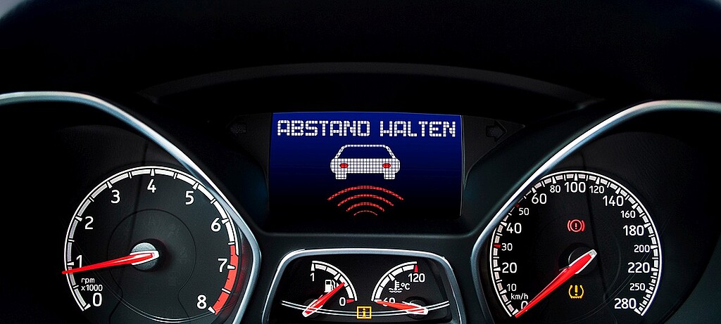 Der Notbremsassistent misst laufend die Abstände zu vorausfahrenden Fahrzeugen