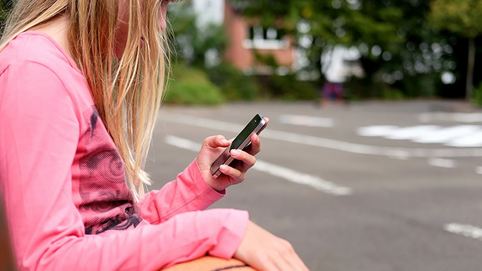 Der ständige Blick aufs Handy gehört für viele Jugendliche zum Alltag