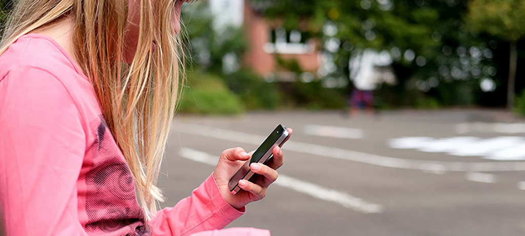 Der ständige Blick aufs Handy gehört für viele Jugendliche zum Alltag