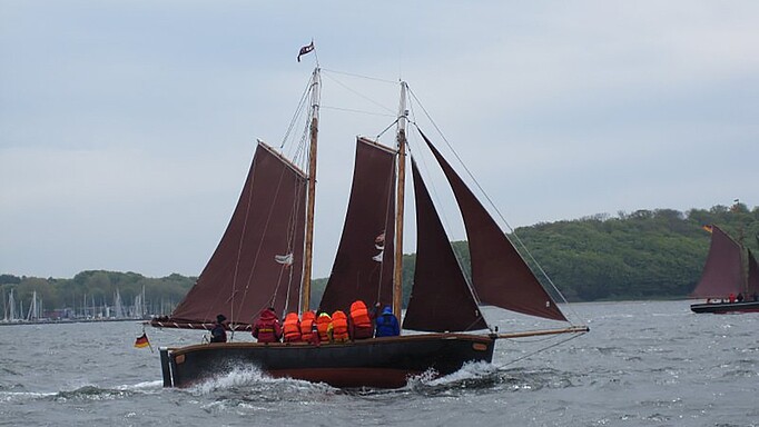 2018_0108_01 Bei den Segeltörns muss jeder mit anpacken