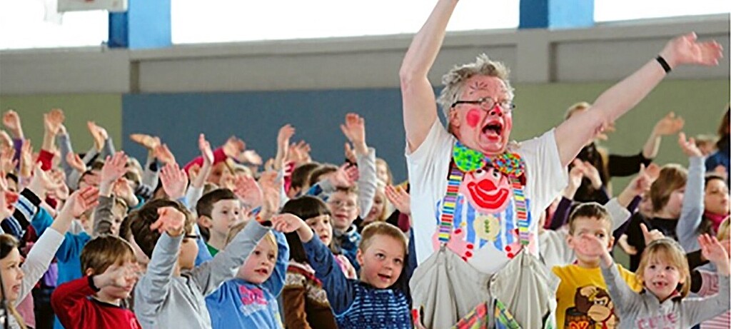 Clown Hajo erklärt Kindergartenkindern, wie sie sicher zur Schule kommen