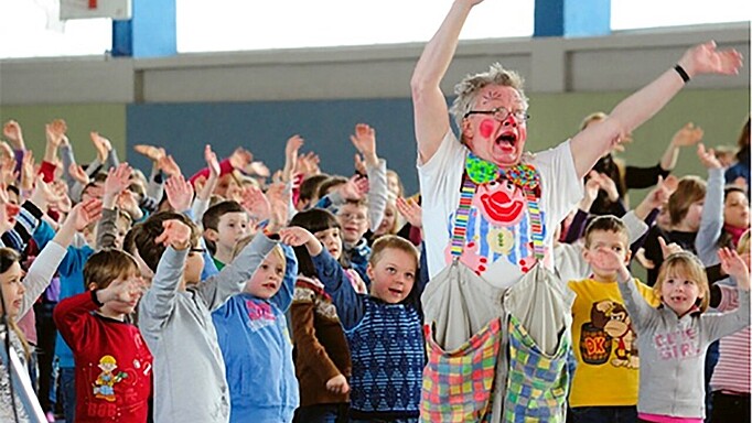 Clown Hajo erklärt Kindergartenkindern, wie sie sicher zur Schule kommen