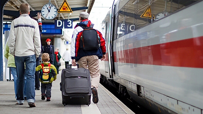 Reisende auf dem Bahnsteig