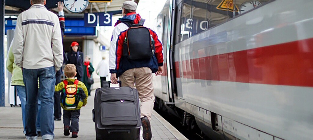 2011_0029_01 Reisende auf dem Bahnsteig