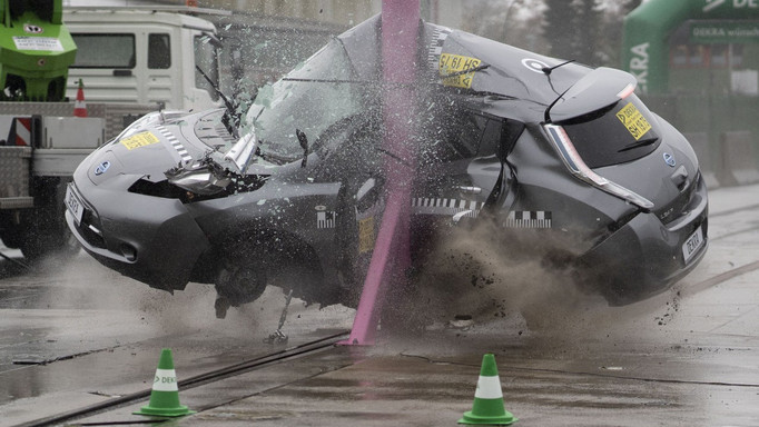 Das Elektrofahrzeug prallt im Crashtest mit 75 km/h seitlich gegen einen Pfahl