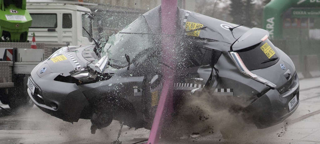 Das Elektrofahrzeug prallt im Crashtest mit 75 km/h seitlich gegen einen Pfahl