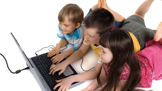 Kinder beschäftigen sich in ihrer Freizeit gerne mit dem Internet