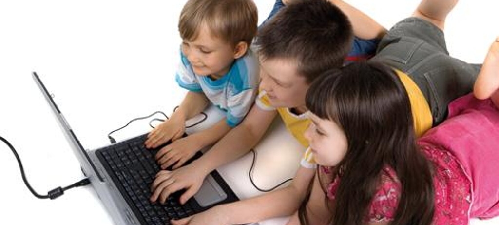 Kinder beschäftigen sich in ihrer Freizeit gerne mit dem Internet