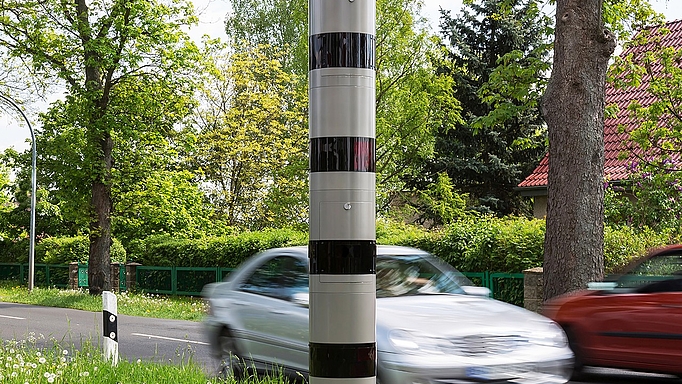 2022_0009_01 In modernen Blitzersäulen kommen Lasermesssysteme zum Einsatz