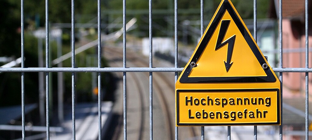 Der Starkstrom, der durch Oberleitungen fließt, kann lebensgefährlich sein